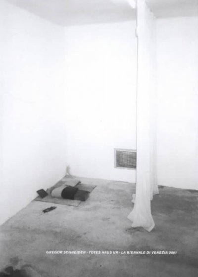 Gregor Schneider : totes Haus Ur ; la Biennale di Venezia 2001 / Herausgegeben von Udo Kittelmann mit Beiträgen von Daniel Birnbaum ... [et al.].